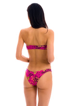 Laden Sie das Bild in den Galerie-Viewer, Model Back: Rio De Sol Haut Top Roar-Pink Bandeau-Reto