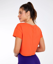 Laden Sie das Bild in den Galerie-Viewer, Model Back: Alto Giro Fitness Haut T-Shirt Cropped Skin Fit Gym Laranja Pitanga