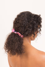 Laden Sie das Bild in den Galerie-Viewer, Model Front: Rio De Sol Chouchou Amore-Pink Scrunchie