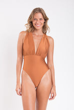 Laden Sie das Bild in den Galerie-Viewer, Model Front: Rio De Sol Une Pièce Nocciola Riviera