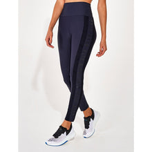 Laden Sie das Bild in den Galerie-Viewer, Model Front: Alto Giro Fitness Bas Legging Light Co2 Recorte Jwinner Preto