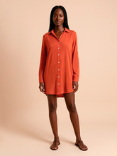 Laden Sie das Bild in den Galerie-Viewer, Model Front: Uv Line Chemise Shirtdress Copenhagen Pitanga Upf50+