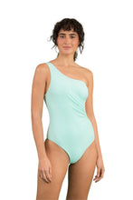 Laden Sie das Bild in den Galerie-Viewer, Model Front: Rio De Sol Une Pièce Malibu-Menta Maeve