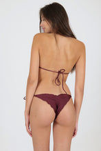 Laden Sie das Bild in den Galerie-Viewer, Model Back: Rio De Sol Bas Bottom Barolo Frufru