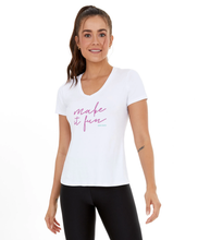 Laden Sie das Bild in den Galerie-Viewer, Model Front: Alto Giro Fitness Haut T-Shirt Skin Fit Make It Fun Branco Optico