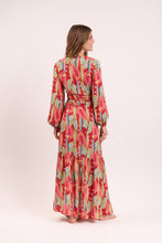Laden Sie das Bild in den Galerie-Viewer, Model Back: Rio De Sol Vêtement De Plage Sea-Bloom Long Dress Verona