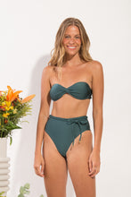 Laden Sie das Bild in den Galerie-Viewer, Model Front: Rio De Sol Ensemble Set Palace Twist Belted-High-Waist