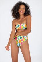 Laden Sie das Bild in den Galerie-Viewer, Model Front: Rio De Sol Ensemble Set Garden-City Bandeau-Reto Hotpant-Cos