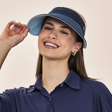 Laden Sie das Bild in den Galerie-Viewer, Model Front: Uv Line Visière Visor Bali Fem Navy Light Blue Upf50+