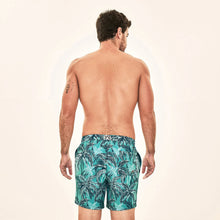 Laden Sie das Bild in den Galerie-Viewer, Model Back: Uv Line Short De Bain Short Acqua Coqueiros Turquesa Upf50+