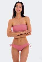 Laden Sie das Bild in den Galerie-Viewer, Model Front: Rio De Sol Ensemble Set Confetti Bandeau-Reto Madrid