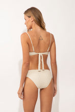 Laden Sie das Bild in den Galerie-Viewer, Model Back: Rio De Sol Bas Bottom Brisa-Offwhite Essential-Comfy