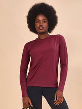 Laden Sie das Bild in den Galerie-Viewer, Model Front: Uv Line T-Shirt Longsleeve Uvpro Vermelho Quimado Upf50+