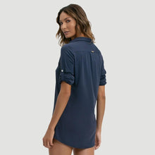 Laden Sie das Bild in den Galerie-Viewer, Model Back: Uv Line Vêtement De Plage Shirtdress Copenhagen Fem Navy Blue Upf50+