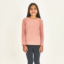 Laden Sie das Bild in den Galerie-Viewer, Model Front: Uv Line T-Shirt Longsleeve Uprpo Inf Rose Upf50+