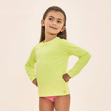 Laden Sie das Bild in den Galerie-Viewer, Model Front: Uv Line T-Shirt Acqua Qr Code Amarelo Fluor Upf50+