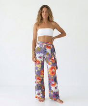 Laden Sie das Bild in den Galerie-Viewer, Model Front: Rio De Sol Pantalon De Plage Garden-Flower Pants Knot