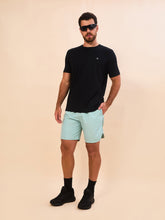 Laden Sie das Bild in den Galerie-Viewer, Model Front: Uv Line Bermuda / Short Pour Homme Shorts Acqua Boxer Indigo Upf50+