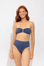 Laden Sie das Bild in den Galerie-Viewer, Model Front: Rio De Sol Bas Bottom Carmel-Blue Hotpants