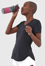 Laden Sie das Bild in den Galerie-Viewer, Model Front: Alto Giro Fitness Haut T-Shirt Skin Fit Alongada Gola V Preto