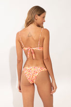 Laden Sie das Bild in den Galerie-Viewer, Model Back: Rio De Sol Haut Top Ditsy-Butter Juliette