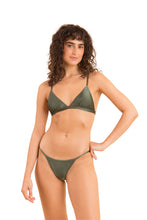 Laden Sie das Bild in den Galerie-Viewer, Model Front: Rio De Sol Ensemble Set Croco Tri-Fixo California
