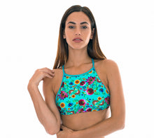 Laden Sie das Bild in den Galerie-Viewer, Model Front: Rio De Sol Haut Soutien Bloom Cropped