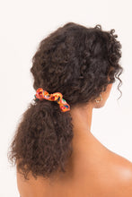 Laden Sie das Bild in den Galerie-Viewer, Model Front: Rio De Sol Chouchou Love-Trip Scrunchie
