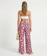 Laden Sie das Bild in den Galerie-Viewer, Model Back: Rio De Sol Pantalon De Plage Amore-Pink Wide Pants