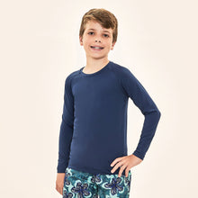 Laden Sie das Bild in den Galerie-Viewer, Model Front: Uv Line T-Shirt Acqua Qr Code Marinho Upf50+
