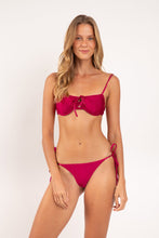 Laden Sie das Bild in den Galerie-Viewer, Model Front: Rio De Sol Ensemble Set Shimmer-Desejo Balconet-Tie Cheeky-Tie-Gold