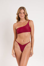 Laden Sie das Bild in den Galerie-Viewer, Model Front: Rio De Sol Bas Bottom Touch-Carmim Gigi