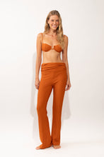 Laden Sie das Bild in den Galerie-Viewer, Model Front: Rio De Sol Pantalon De Plage Ferrugo Murana Pants