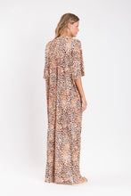 Laden Sie das Bild in den Galerie-Viewer, Model Back: Rio De Sol Vêtement De Plage Leopard Long Dress