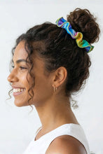 Laden Sie das Bild in den Galerie-Viewer, Model Front: Rio De Sol Chouchou Fusion Scrunchie