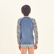 Laden Sie das Bild in den Galerie-Viewer, Model Back: Uv Line T-Shirt Rash Guard Kids Costela Aco Off White Upf50+