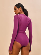 Laden Sie das Bild in den Galerie-Viewer, Model Back: Uv Line Une Pièce Swimsuit Macae Magenta Upf50+
