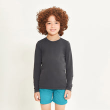 Laden Sie das Bild in den Galerie-Viewer, Model Front: Uv Line T-Shirt Longsleeve Uvpro Kids Preto Upf50+