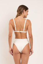 Laden Sie das Bild in den Galerie-Viewer, Model Back: Rio De Sol Ensemble Set Sand-Chantilly Alba Kora