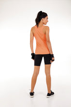 Laden Sie das Bild in den Galerie-Viewer, Model Back: Alto Giro Fitness Bas Bermuda Supplex Meia Coxa Preto