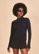 Laden Sie das Bild in den Galerie-Viewer, Model Front: Uv Line T-Shirt Jacket Fem New Fit Black Upf50+
