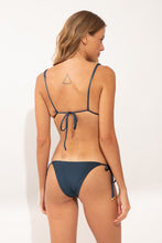 Laden Sie das Bild in den Galerie-Viewer, Model Back: Rio De Sol Bas Bottom Shimmer-Shark Lacinho