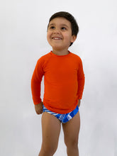 Laden Sie das Bild in den Galerie-Viewer, Model Front: Rio De Sol T-Shirt Calendula Rash-Guard Kids
