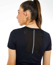 Laden Sie das Bild in den Galerie-Viewer, Model Back: Alto Giro Fitness Haut T-Shirt Skin Fit Recortes Com Refletivos Preto