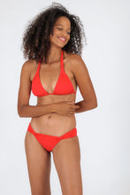 Laden Sie das Bild in den Galerie-Viewer, Model Front: Rio De Sol Ensemble Set Rouge Mel