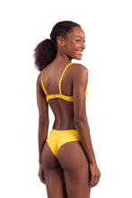 Laden Sie das Bild in den Galerie-Viewer, Model Back: Rio De Sol Bas Bottom Malibu-Yellow Ciao