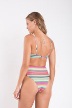 Laden Sie das Bild in den Galerie-Viewer, Model Back: Rio De Sol Ensemble Set Supercolor Bandeau-Joy Highwaist-Spin