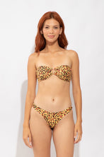 Laden Sie das Bild in den Galerie-Viewer, Model Front: Rio De Sol Haut Top Yellow-Feline Mavi