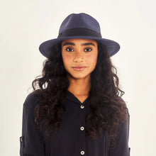 Laden Sie das Bild in den Galerie-Viewer, Model Front: Uv Line Chapeau Panama Hat Shanghai Imp Uni Navy Blue Upf50+