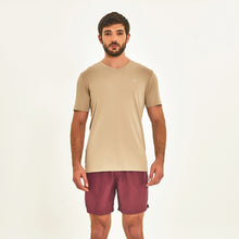 Laden Sie das Bild in den Galerie-Viewer, Model Front: Uv Line Fitness Haut T-Shirt Sport Fit Areia Upf50+